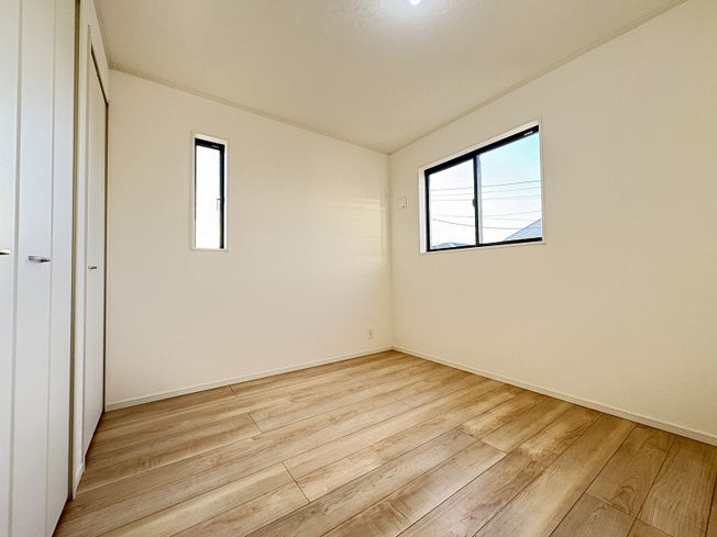 【洋室】 | 志木市中宗岡5丁目　新築一戸建住宅　全4棟　(志木本店) | 洋室5.7帖（2025年12月）撮影
二面採光で、明るく風通しの良い洋室。