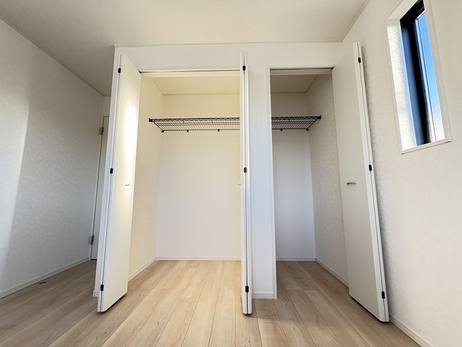 【収納】 | 志木市中宗岡5丁目　新築一戸建住宅　全4棟　(志木本店) | 洋室5.7帖（2025年12月）撮影
衣類の収納に便利なクローゼット付き。