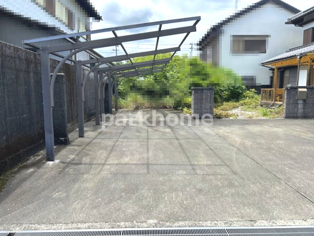 土佐市高岡町丙　中古住宅の駐車場