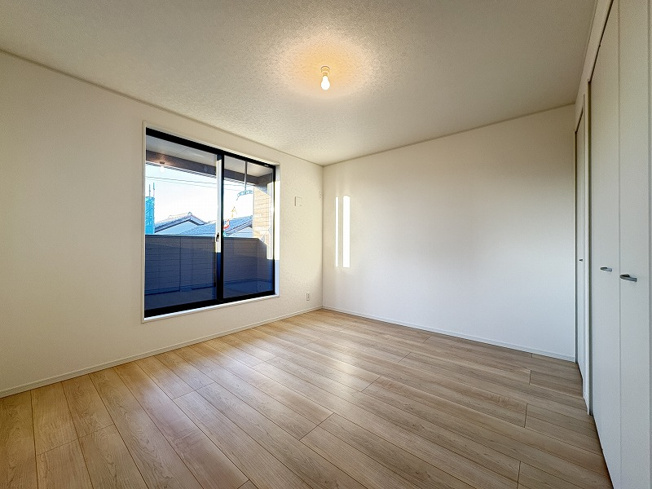 【洋室】 | 志木市中宗岡5丁目　新築一戸建住宅　全4棟　(志木本店) | 洋室7.5帖（2025年12月）撮影
ゆとりある広さの洋室7.5帖。