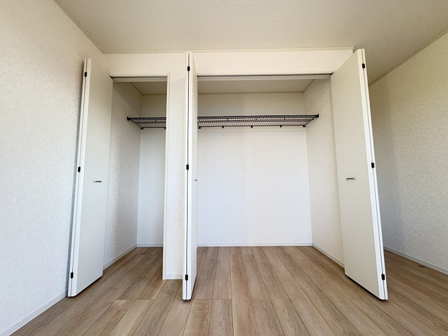【洋室】 | 志木市中宗岡5丁目　新築一戸建住宅　全4棟　(志木本店) | 洋室7.5帖（2025年12月）撮影
お部屋をすっきり使えるクローゼット付き。