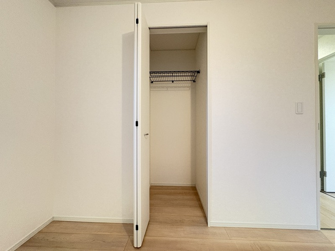【洋室】 | 志木市中宗岡5丁目　新築一戸建住宅　全4棟　(志木本店) | 洋室6帖（2025年12月）撮影
衣類の収納に便利なクローゼット付き。
