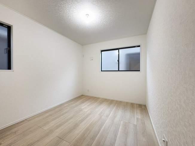 【洋室】 | 志木市中宗岡5丁目　新築一戸建住宅　全4棟　(志木本店) | 洋室5.7帖（2025年12月）撮影
二面採光で風通しの良い洋室。