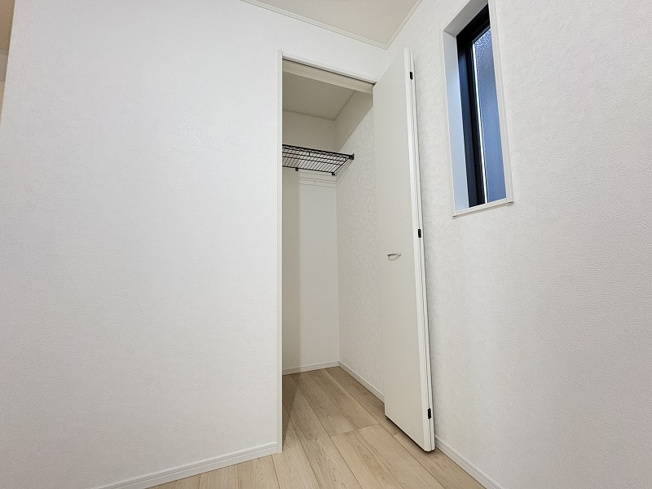 【洋室】 | 志木市中宗岡5丁目　新築一戸建住宅　全4棟　(志木本店) | 洋室5.7帖（2025年12月）撮影
収納スペースを備えたクローゼット付きのお部屋。