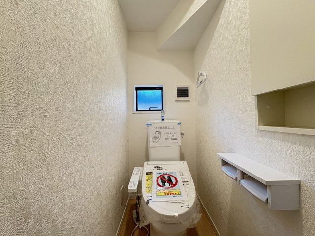 【トイレ】 | 志木市中宗岡5丁目　新築一戸建住宅　全4棟　(志木本店) | 1Fトイレ（2025年12月）撮影
換気しやすく快適に使える、窓のあるトイレ。