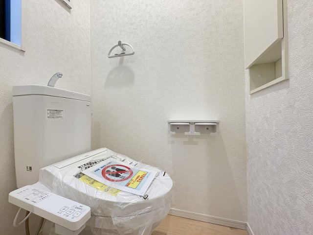 【トイレ】 | 志木市中宗岡5丁目　新築一戸建住宅　全4棟　(志木本店) | 2Ｆトイレ（2025年12月）撮影
使いやすさに配慮した収納付きトイレ空間。