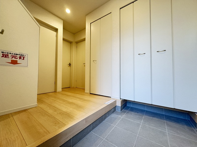 【玄関】 | 志木市中宗岡5丁目　新築一戸建住宅　全4棟　(志木本店) | 玄関（2025年12月）撮影
家族分の靴をすっきり収納できる、大容量シューズボックス。