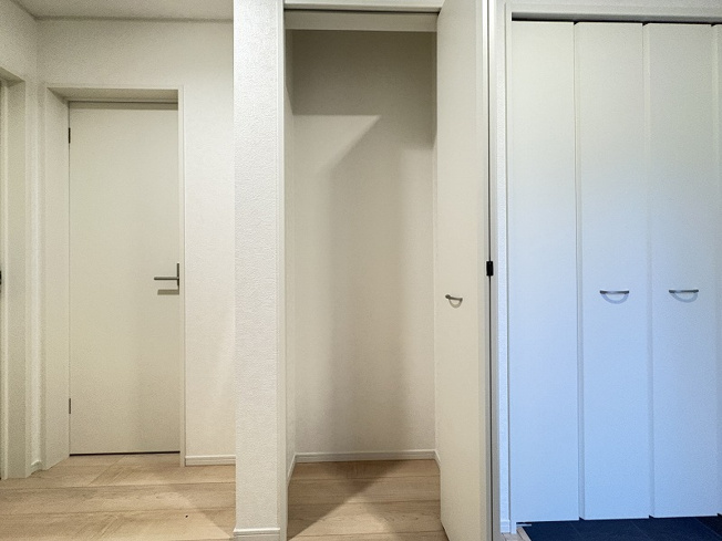 【玄関】 | 志木市中宗岡5丁目　新築一戸建住宅　全4棟　(志木本店) | 玄関収納（2025年12月）撮影
玄関まわりが片付く、大容量シューズボックス付き。