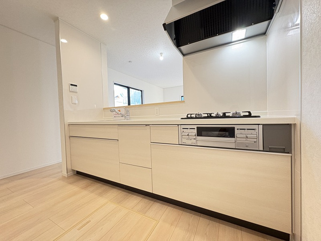 【キッチン】 | 志木市中宗岡5丁目　新築一戸建住宅　全4棟　(志木本店) | キッチン（2025年12月）撮影
家族を身近に感じられる、開放感のある対面キッチン。
