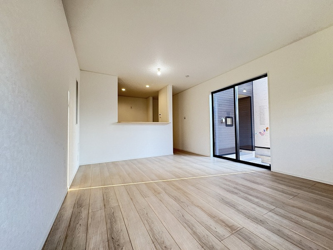 【居間・リビング】 | 志木市中宗岡5丁目　新築一戸建住宅　全4棟　(志木本店) | リビング（2025年12月）撮影
家族でゆったり過ごせる、広々15帖のリビング。