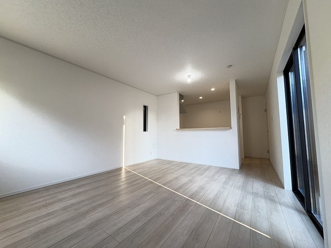 【居間・リビング】 | 志木市中宗岡5丁目　新築一戸建住宅　全4棟　(志木本店) | リビング（2025年12月）撮影
リビングに目が届く対面キッチンで、子育て中も安心。