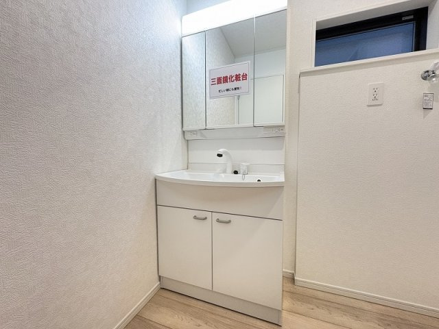 【独立洗面台】 | 志木市中宗岡5丁目　新築一戸建住宅　全4棟　(志木本店) | 洗面化粧台（2025年12月）撮影
身支度がしやすい、三面鏡タイプの洗面化粧台。