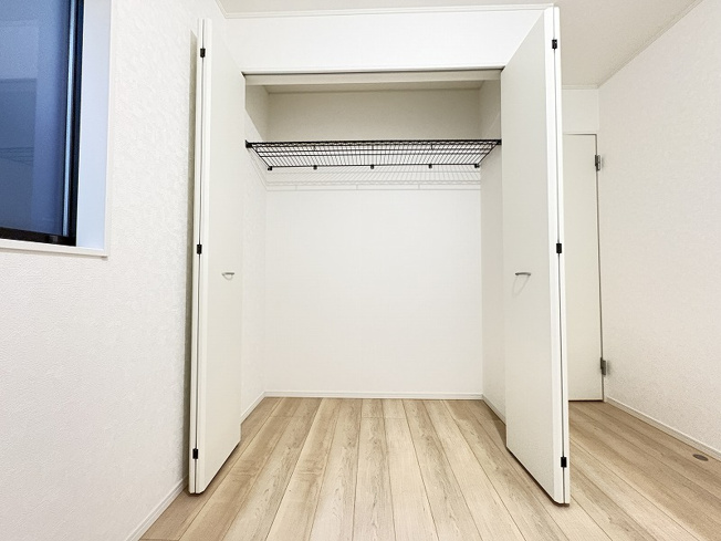 【収納】 | 志木市中宗岡5丁目　新築一戸建住宅　全4棟　(志木本店) | 納戸収納（2025年12月）撮影
季節物の収納にも便利。