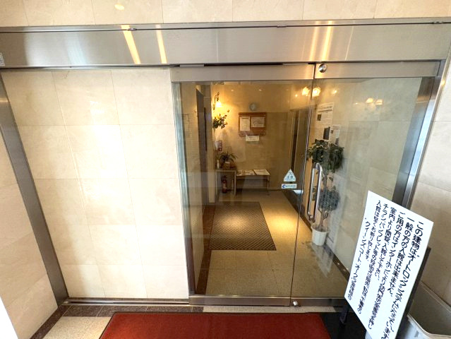 クイーンズコートオークラのエントランス