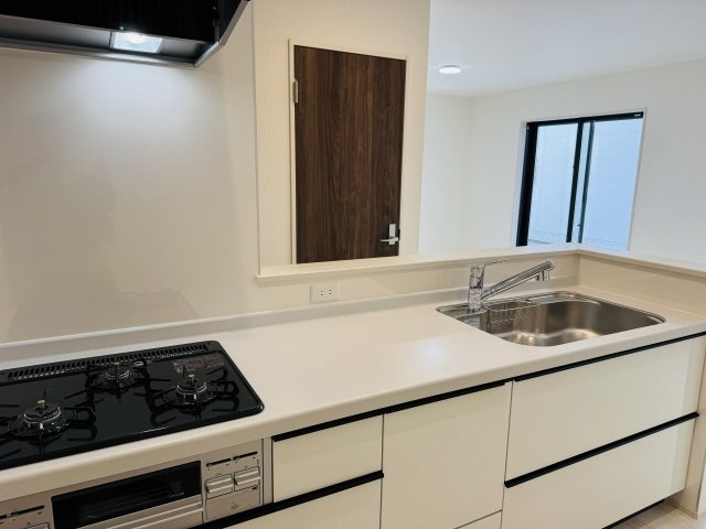 八王子市　川口町　新築一戸建て　４６期のキッチン|～３口コンロと広い調理台でお料理が捗ります～