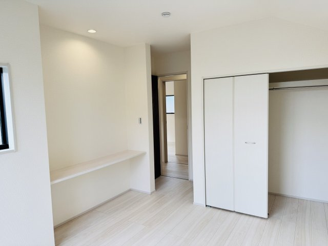 八王子市　川口町　新築一戸建て　４６期の内装|～主寝室には便利な備付けカウンターを設置済～