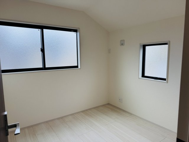 八王子市　川口町　新築一戸建て　４６期の洋室|～2階4.5帖の洋室　2面採光で明るく風通しの良いお部屋です～
