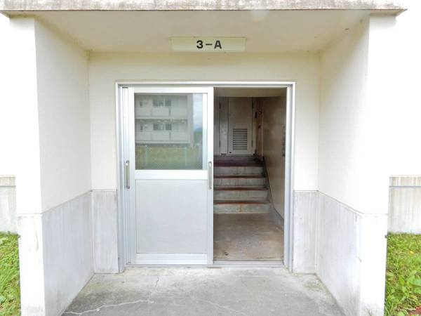 ビレッジハウス渋民1号棟のエントランス