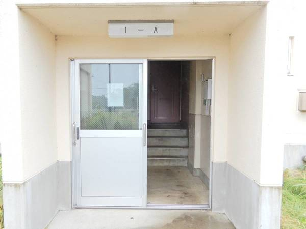 ビレッジハウス滝沢大崎2号棟のエントランス