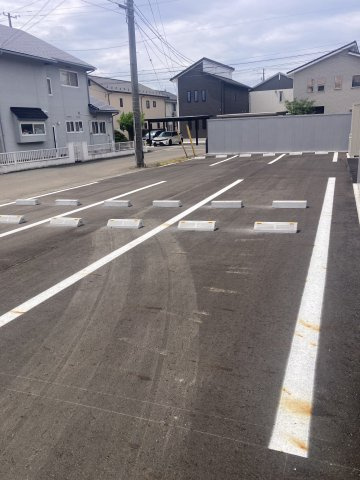 ワンリッチ上野町Aの駐車場