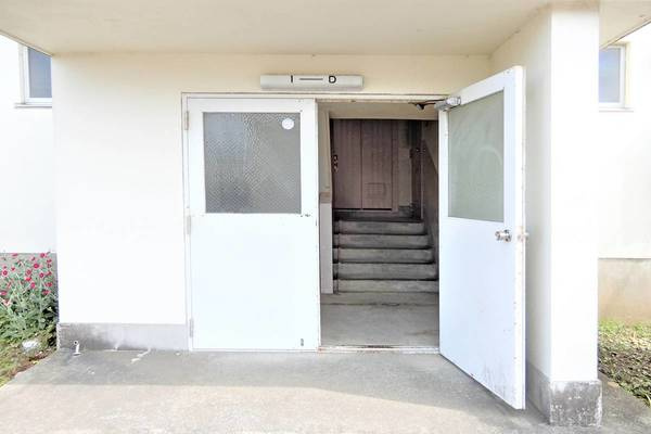 ビレッジハウス長内1号棟のエントランス