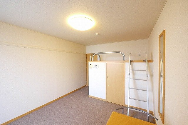 レオパレスビューヒルズテンの洋室