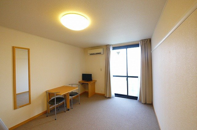 レオパレスビューヒルズテンの居間・リビング