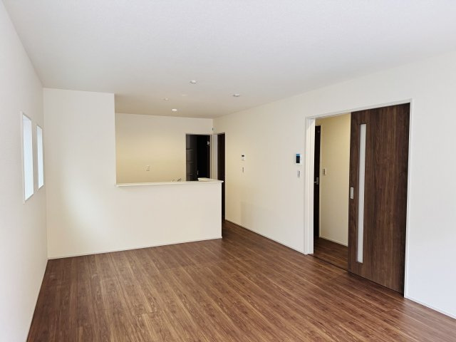 八王子市　川口町　新築一戸建て　４６期の居間・リビング|～18.0帖の明るいLDKで、家族団欒の時間をお過ごしいただけます～