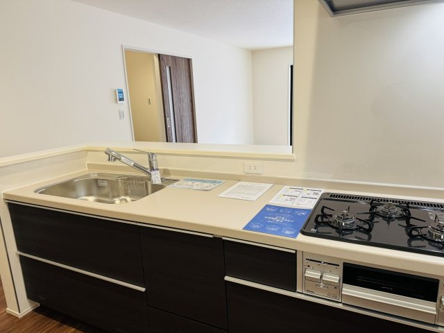 八王子市　川口町　新築一戸建て　４６期のキッチン|～３口コンロと広い調理台でお料理が捗ります～