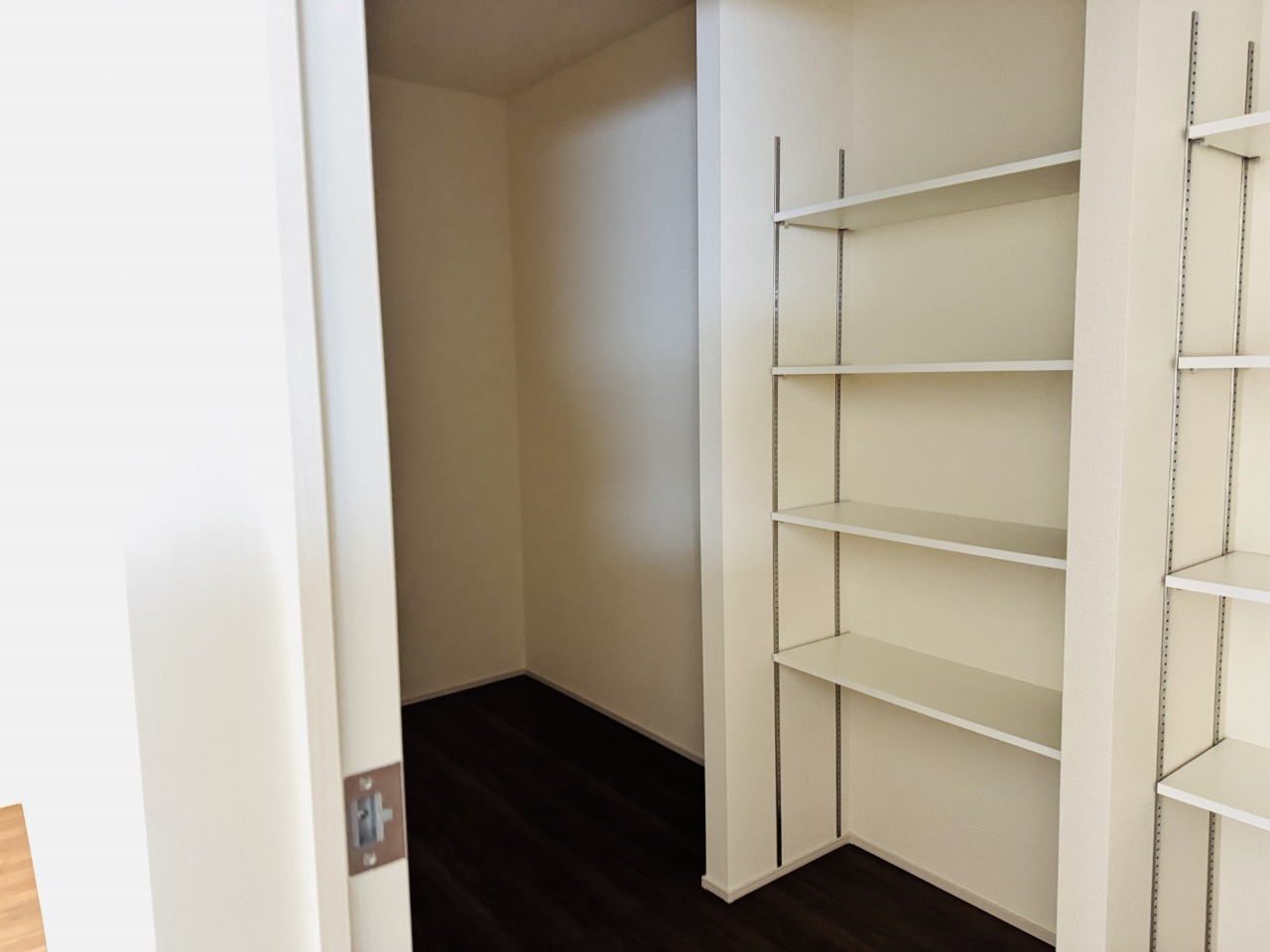 八王子市　川口町　新築一戸建て　４６期のキッチン|～キッチン後ろにある、大容量収納可能なパントリー～