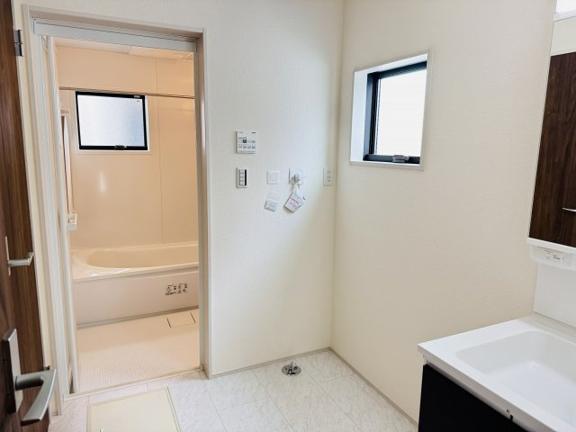 八王子市　川口町　新築一戸建て　４６期の脱衣所|～窓付きで明るい洗面所　換気もしやすいです～