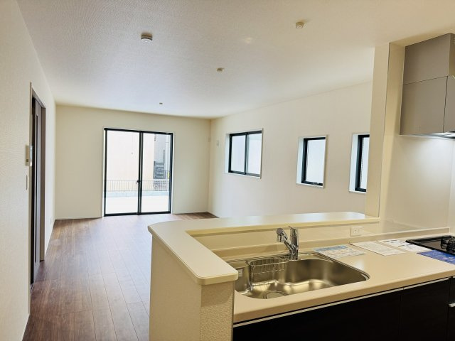 八王子市　川口町　新築一戸建て　４６期の居間・リビング|～18.0帖の明るいLDKで、家族団欒の時間をお過ごしいただけます～