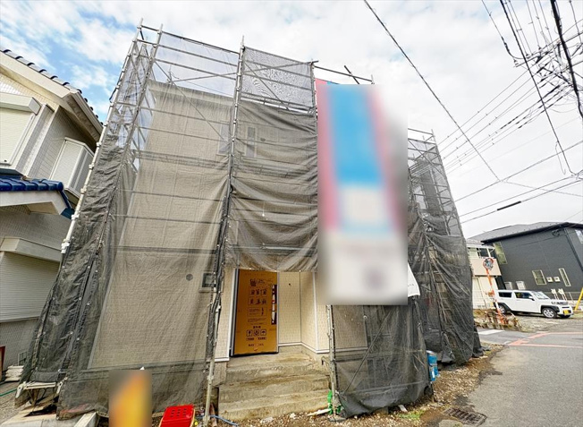 【外観】 | 志木市本町2丁目　新築一戸建住宅　全2棟　(志木本店) | 販売現地／2025年10月撮影　
南東向きで陽当たり良好な住空間。