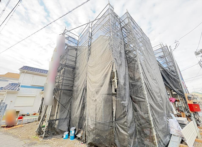 【外観】 | 志木市本町2丁目　新築一戸建住宅　全2棟　(志木本店) | 販売現地／2025年10月撮影　
玄関から室内が見えないので家族のプライバシーも守れます。