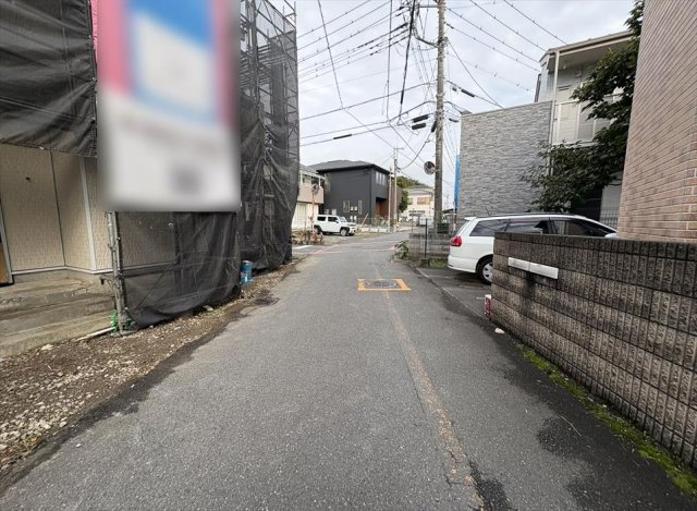 【前面道路含む現地写真】 | 志木市本町2丁目　新築一戸建住宅　全2棟　(志木本店) | 前面道路の様子。
車の通りが少ない閑静な住宅地で静かな暮らしを好む方にもおすすめです。
