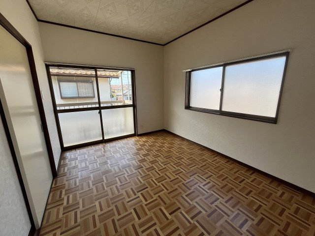 西城南5丁目戸建ての洋室