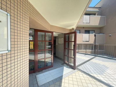【エントランス】 | コスモ上野東 | サイトに掲載されていない箇所の写真、撮影してお届けさせて頂きます！気になる物件で、見たい部分の画像が無い場合は、弊社スタッフまでご連絡下さいませ。お客様の気になる箇所を、カメラにて撮影して参ります！