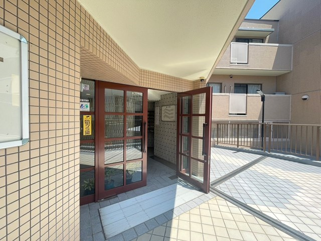 【エントランス】 | コスモ上野東 | サイトに掲載されていない箇所の写真、撮影してお届けさせて頂きます！気になる物件で、見たい部分の画像が無い場合は、弊社スタッフまでご連絡下さいませ。お客様の気になる箇所を、カメラにて撮影して参ります！