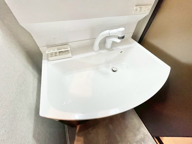 【洗面所】 | コスモ上野東 | 物件を比較検討したいお客様には、「物件比較見学プラン」をご用意しております。こちらの物件だけでなく、お客様の希望に沿った物件を、いくつかまとめてご案内させて頂きます。