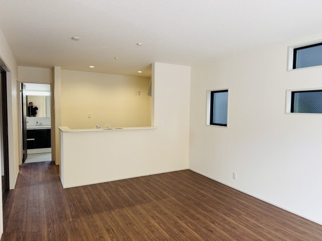 八王子市　川口町　新築一戸建て　４６期の居間・リビング|～16.0帖の明るいLDKで、家族団欒の時間をお過ごしいただけます～