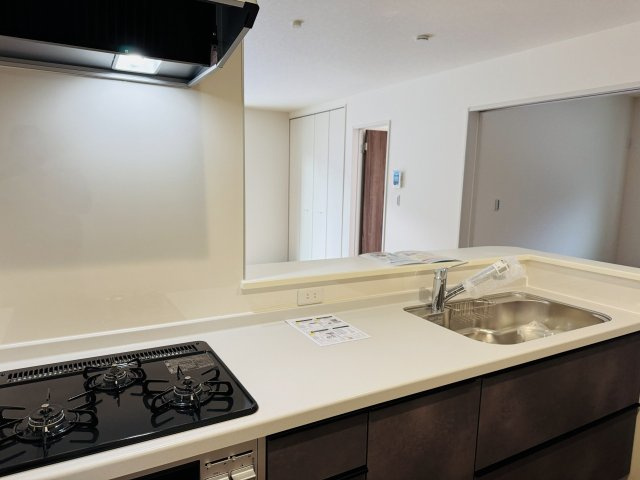 八王子市　川口町　新築一戸建て　４６期のキッチン|～３口コンロと広い調理台でお料理が捗ります～