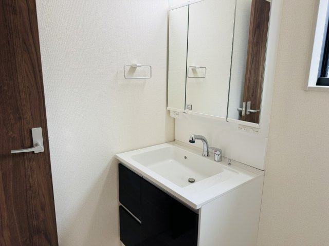 八王子市　川口町　新築一戸建て　４６期の独立洗面台|～３面鏡付きの独立洗面台　細々している物をスッキリ収納出来ます～