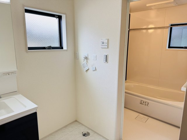 八王子市　川口町　新築一戸建て　４６期の脱衣所|～窓付きで明るい洗面所　換気もしやすいです～