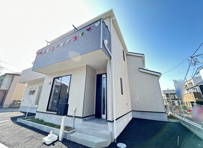 【外観】 | 志木市本町2丁目　新築一戸建住宅　全2棟　(志木本店) | 販売現地／2026年3月撮影　
南東向きの明るく開放的な住空間。