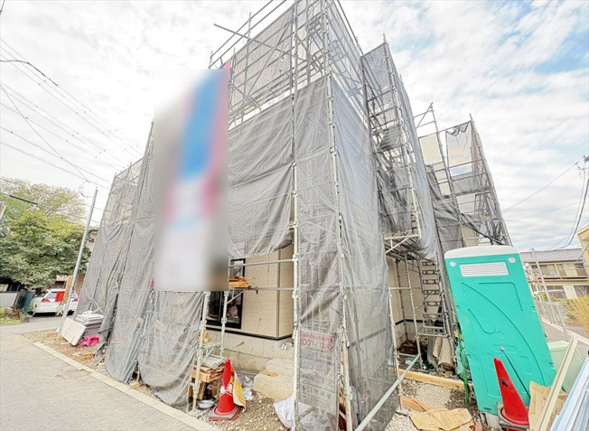 【外観】 | 志木市本町2丁目　新築一戸建住宅　全2棟　(志木本店) | 販売現地／2025年10月撮影　
南東向きの明るく開放的な住空間。