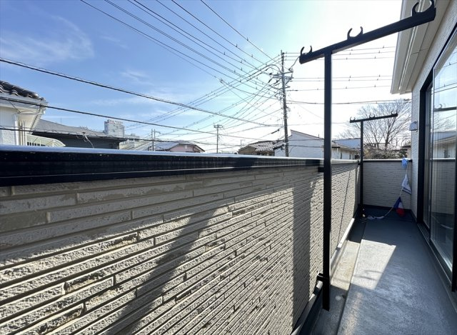 【バルコニー】 | 志木市本町2丁目　新築一戸建住宅　全2棟　(志木本店) | 南東向きで明るく開放感良好です。