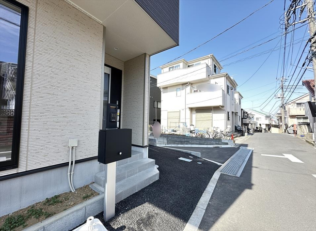 【前面道路含む現地写真】 | 志木市本町2丁目　新築一戸建住宅　全2棟　(志木本店) | デイキャンプやBBQも楽しめる秋ヶ瀬公園まで車で約15分。駅から離れている分、静かで治安が落ち着いている住環境です。