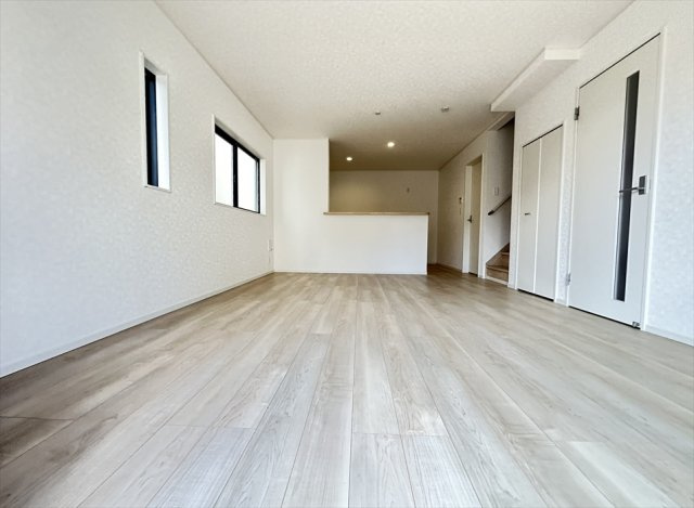 【居間・リビング】 | 志木市本町2丁目　新築一戸建住宅　全2棟　(志木本店) | 16帖のゆとりあるファミリー空間。