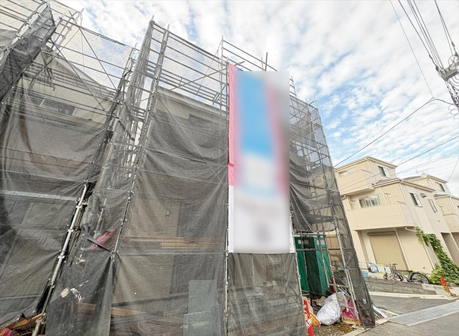 【外観】 | 志木市本町2丁目　新築一戸建住宅　全2棟　(志木本店) | 販売現地／2025年10月撮影　
玄関のすぐ横がカースペースなので車の乗り降りに便利。