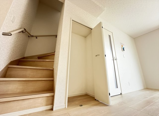 【居間・リビング】 | 志木市本町2丁目　新築一戸建住宅　全2棟　(志木本店) | 天井付近まで自由に空間を使えるリビング収納。